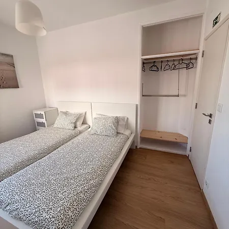 Enjoy View - Ocean, Surf, Beach, Eat & Work Apartment *